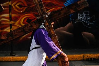Por tradición o manda nazarenos recorren las calles de Iztapalapa hasta el Cerro de la Estrella / Araceli López