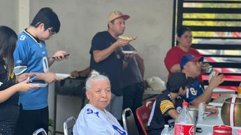 La familia se reunió para comer, festejar y celebrar en el Super Bowl.| Edgar Plata