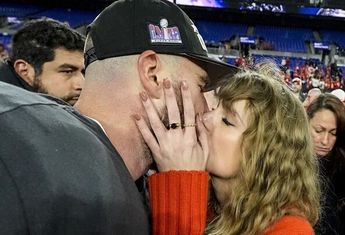 Taylor Swift besa a Travis Kelce tras victoria de los Chiefs