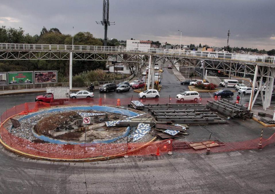 Trabajos para retirar el obelisco del bulevar Hermanos Serdán de la ciudad de Puebla van terminando / Melanie Torres.