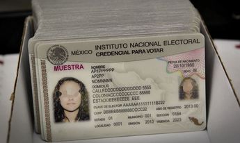 La credencial del INE es aceptada en todos los ámbitos de la sociedad mexicana como el principal método de identificación. | Archivo