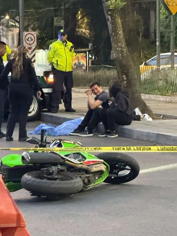 Familiares del joven acudieron al punto del accidente para reconocerlo | Ramón Ramírez