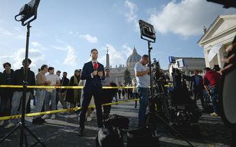 Tristeza y emoción en la plaza de San Pedro por la muerte de Benedicto XVI