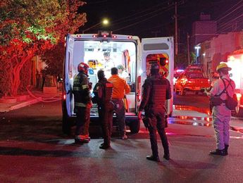 Paramédicos auxiliando a las personas afectadas por el incendio en Guadalajara | Telediario