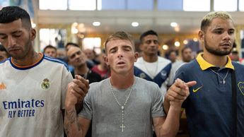 Varias personas rezan en una misa para pedir por la salud del papa Francisco en Buenos Aires, Argentina / AP