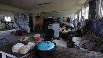 A pesar del peligro que representa habitar este lugar, quienes viven ahí hacen vida: cocinan, limpian, rezan, siembran y trabajan. Foto: Dany Béjar.