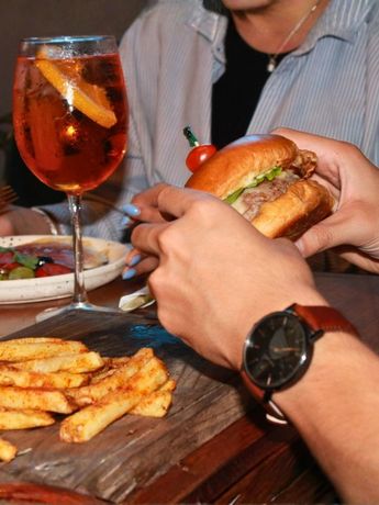 Hamburguesas, cortes, mariscos entre más comida se puede encntrar cerca del Estadio Guadalajara| |Angelina Bistro