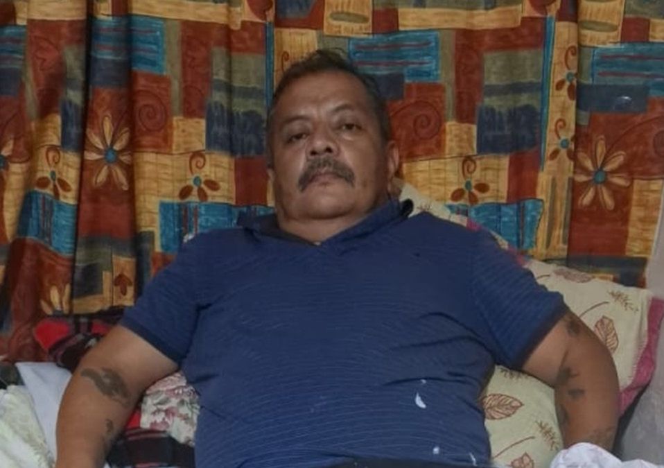 Un poste cayó sobre Don Saúl, mientras caminaba por un mercado rodante, de la colonia Del Maestro.