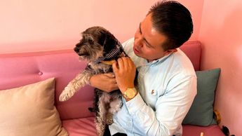Una persona celebra a su perro 'Nito' en Anscake un lugar especializado en el servicio y atención de mascotas | Melanie Torres