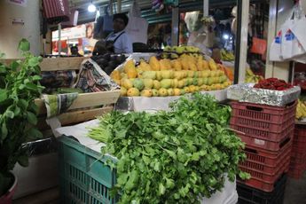 Venta de cilantro en mercados de Puebla / Melanie Torres