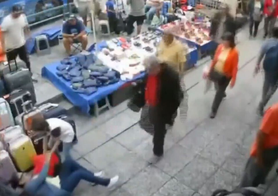 Una banqueta se ha vuelto viral por provocar caídas y accidentes de peatones sobre Eje Central, a la altura de Artículo 123. / Cortesía