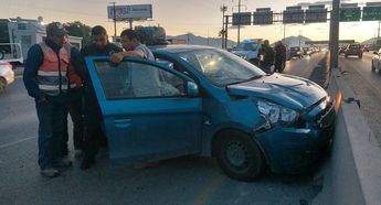 Considerables daños materiales, una mujer lesionada y afectación de la vialidad, fue el saldo de un accidente en bulevar Fundadores.