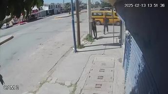 Torreón: Captan a sujeto robando el celular de una joven