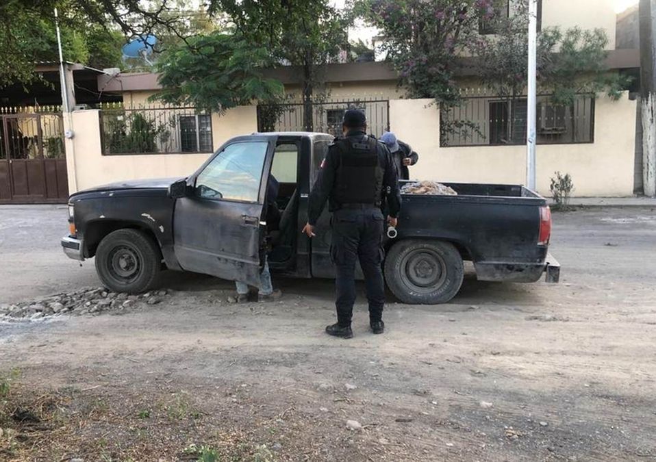 Dos albañiles fueron multados por tirar escombro cerca del Río Pesquería. | Cortesía