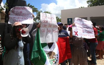 Afuera de la zona arqueológica Akabal Ichkabal, manifestantes protestaron contra la reforma al PJF | Ariana Pérez