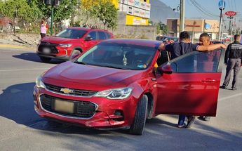El auto compacto involucrado era conducido por una mujer que permaneció en el lugar. | Agustín Martínez