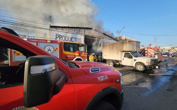 Incendio en una de las bodegas de Tonalá / Juan Carlos Munguía