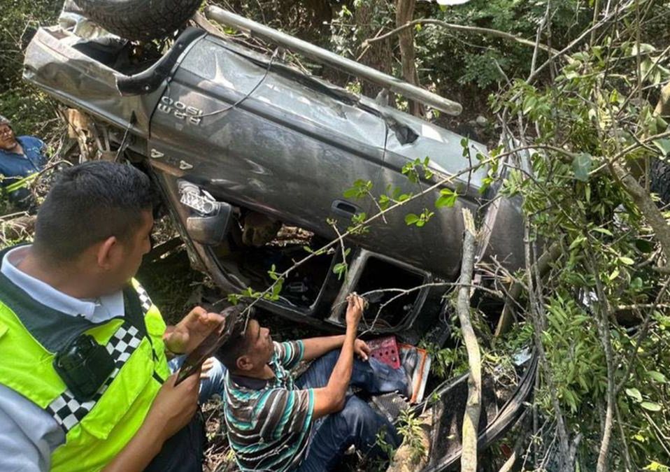 Se trató de una camioneta tipo RAM que cayó aproximadamente 20 metros | PCNL