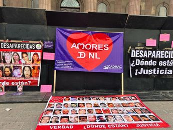Mujeres familiares de desaparecidos colocaron pancartas y mantas con mensajes y fotografías de sus seres queridos. | Pedro Delgado