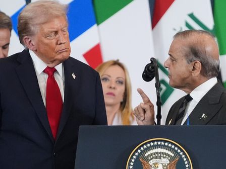 El presidente de Estados Unidos, Donald Trump (izquierda), escucha la intervención del primer ministro de Pakistán (AP Foto/Evan Vucci, archivo)