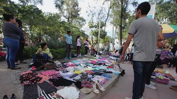 Vendedores informales en el Parque Rojo de Guadalajara antes de su cierre | Especial