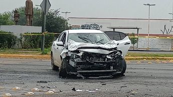 Accidente sobre la avenida Israel Cavazos, en el municipio de Guadalupe. | Israel Santacruz