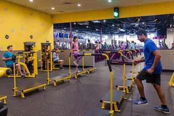 Puedes inscribirte a Planet Fitness al acudir personalmente o a través de su sitio web.