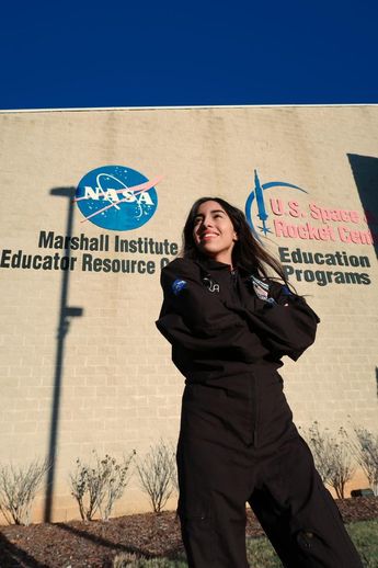 Dafne acudió a la certificación International Air an Space Program 2022. | Cortesía