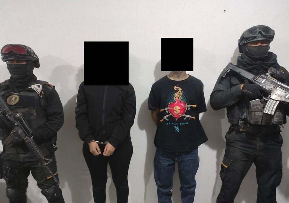 La pareja fue detenida en posesión de un arma y drogas. | Cortesía