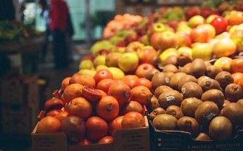 Dan un año de cárcel a mujer que gritó que tenía Covid y escupió sobre alimentos en supermercado