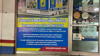 El anuncio del cierre se encuentra en la puerta de esta sucursal ubicada en la avenida Gonzalitos. | Jesús Dondiego