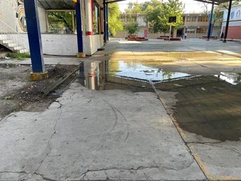 Aguas negras "inundan" el patio de una escuela secundaria. | Marcela Cuevas