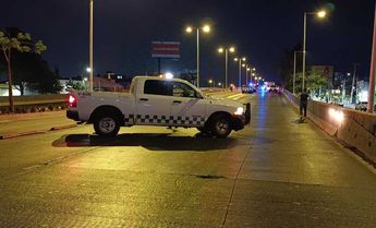 El cuerpo quedó sobre la carretera hasta la llegada del Semefo / Vicente Torres Alfaro