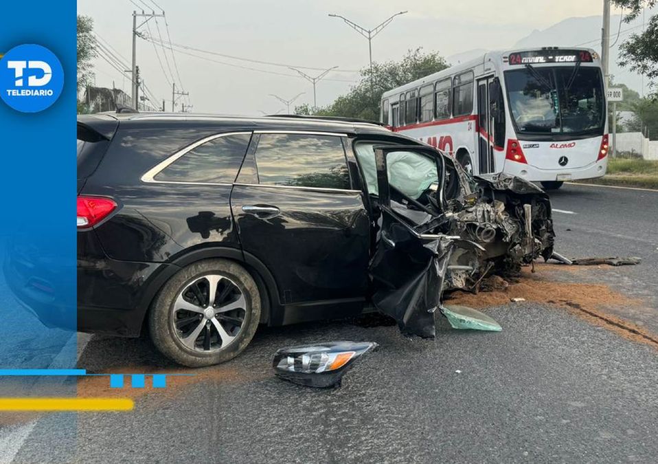 Camioneta se impacta contra poste en la Carretera Nacional en Santiago. | Marcela Cuevas
