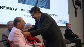 El doctor Fernando Guisa recibió el Premio Manuel Álvarez Navarro al Mérito COMEGO Impacto Social.| Comego