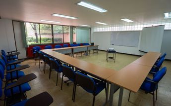 Vales de despensa, ayuda para material didáctico y venta de libros son algunas prestaciones para los maestros de la UNAM | Universum