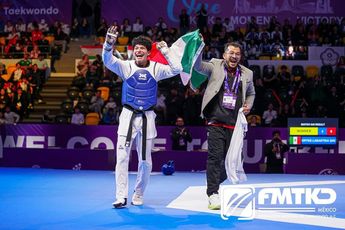 Guillermo Cortés levantando la bandera de México en el Mundial Juvenil Tashkent 2026. | Foto: Cortesía de Milenio.