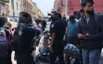Ambulantes golpean a agente de Vía Pública | Carlos Morales