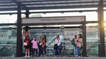 Largas filas son reportadas para tomar el Metrobús en la CdMx / Ethan Balanzar