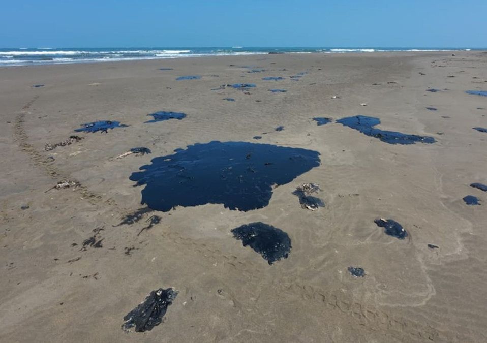 Pemex admite fuga en oleoducto y destituye a mandos por ocultar derrame. / Cuartoscuro
