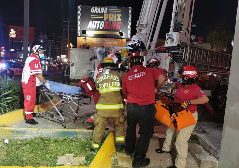 Hombre resulta lesionado tras recibir una descarga eléctrica en Monterrey. / Cortesía