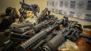 La FGE Oaxaca decomisó 17 armas largas, cartuchos de diversos calibres y uniformes de tipo militar clonados | FGE Oaxaca