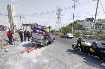 El chofer salió ileso de la volcadura. | Agustín Martínez
