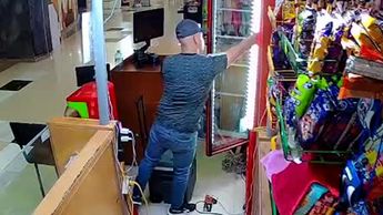 ¿El robo del siglo? Hombre se roba una hielera y dos refrescos de isla en Intermall | VIDEO