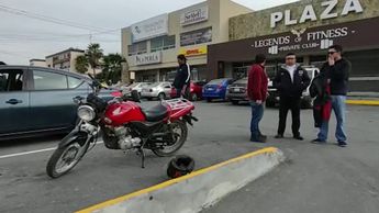 El motociclista se negó a ser llevad a un hospital.
