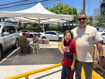 Alejandro y su hijo son aficionados al fútbol y coleccionar las estampas del álbum para el Mundial 2026 | Fatima Briceño