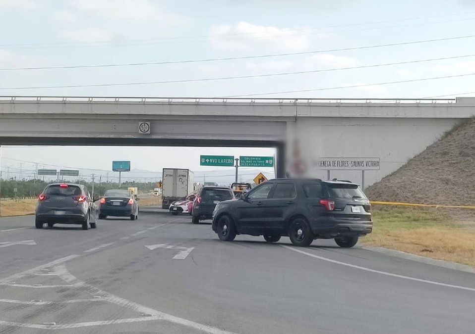 Dejan un cuerpo en un puente de la autopista a Laredo en Ciénega de Flores. | Agustín Martínez