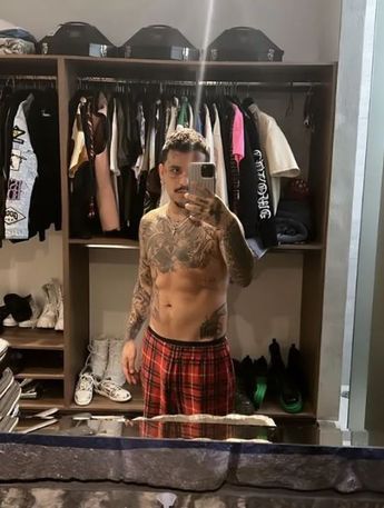 Christian Nodal sin camisa. | Especial