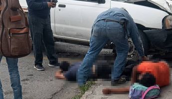 La camioneta involucrada en el accidente en Saltillo terminó contra la fachada de un negocio tras arrollar a dos peatones.