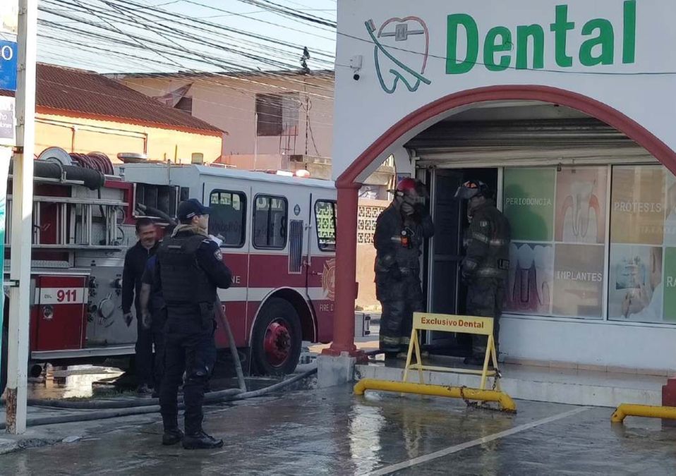 Bomberos acudieron al incendio de un consultorio dental en la colonia Centro. | Agustín Martínez